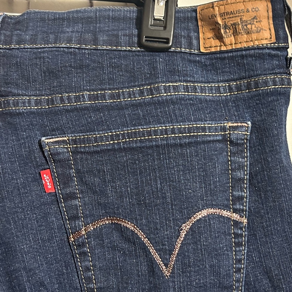 Like New! Levi’s Women’s Plus Size 22 Perfectly Slimming Denim Jean Capri